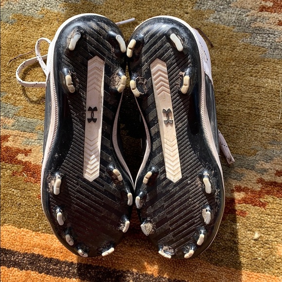 Under Armor | big boys size 5.5 cleats - Picture 3 of 3